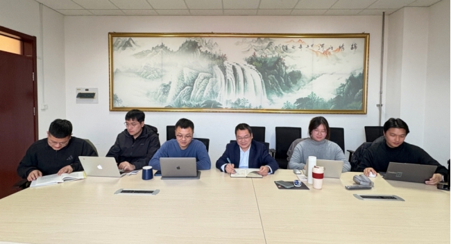 2月24日下午，《人权研究》编辑部召开新学期工作会议。《人权研究》主编郑智航教授、编辑部主任何晓斌副教授及编辑部部分成员参加会议。首先，何晓斌带领大家学习了党的二十届三中全会关于“坚持正确人权观，加强人权执法司法保障”的重要论述。随后，与会人员围绕“贯彻党的二十届三中全会精神，加强编辑队伍建设”展开热烈讨论。郑智航主编在总结时指出，党的二十届三中全会以全面深化改革的精神，对推进中国式现代化作出重大...